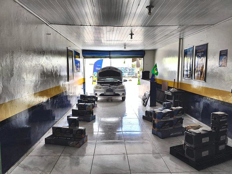 Baterias em estoque no interior da loja